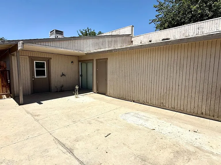 665 S Coalinga St — Photo 17