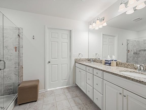 5th image of 48 Albert Ct