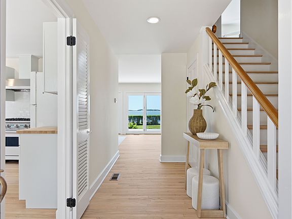 4th image of 90 Peconic Ave