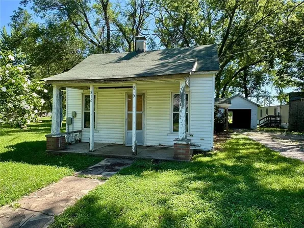 810 Center St, Pleasanton, KS 66075