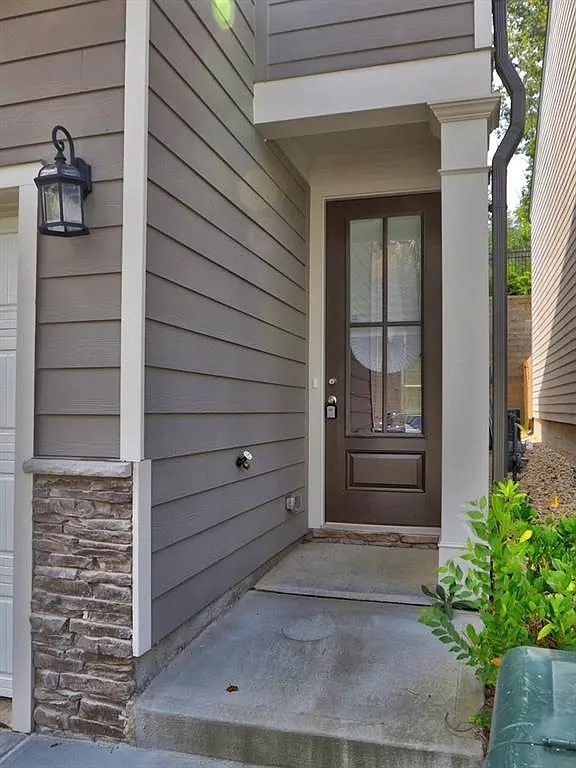 3 bed, 3.0 bath, 2046 sqft, $2,600 — Photo 2