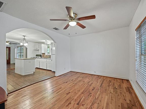 4th image of 112 S Avenue F