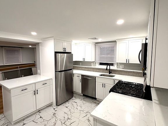 2nd image of 2 Blueview Rd #1