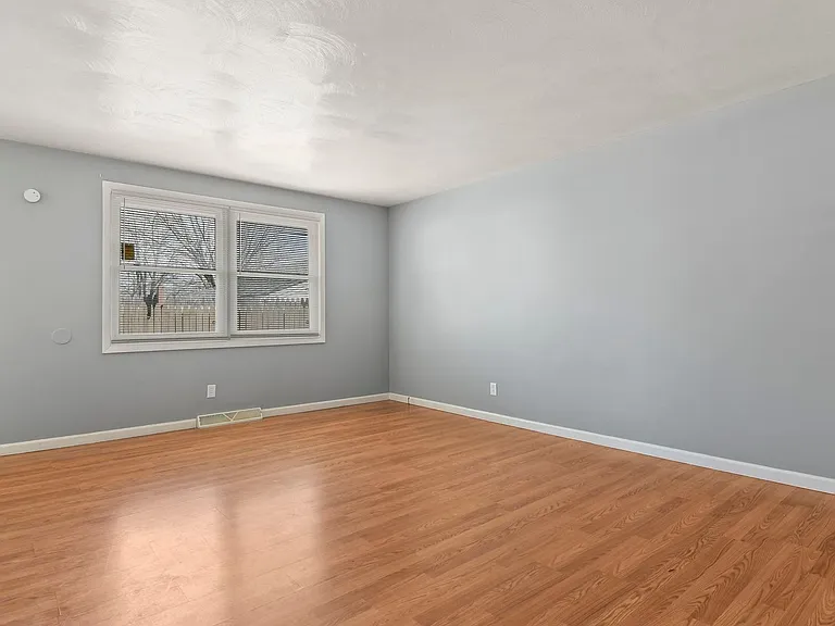 2271-2277 E Laurel St — Photo 25