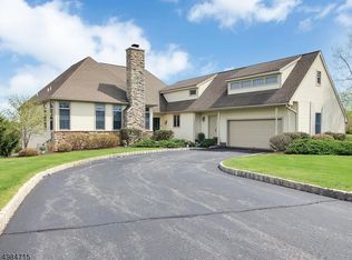 2 Troon Dr, Newton, NJ 07860
