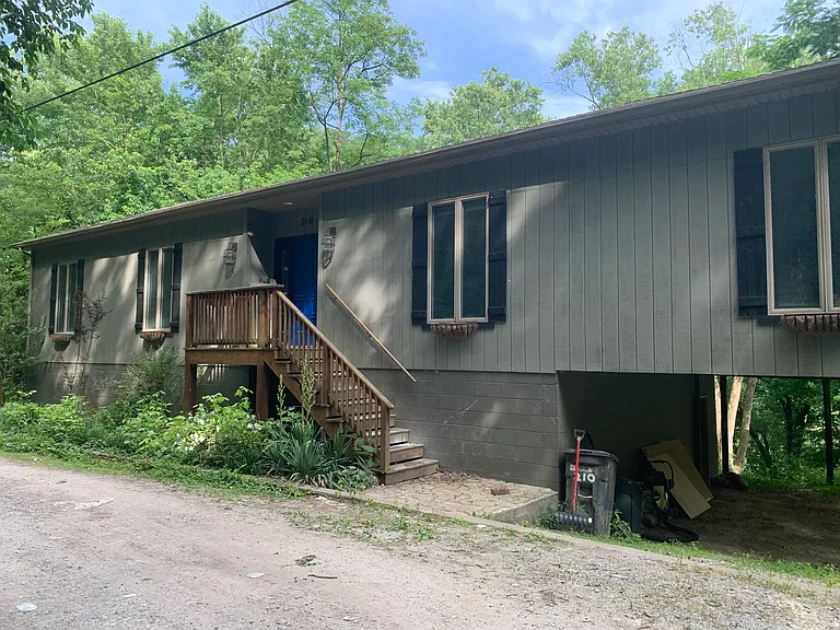 210 Palisades Rd — Photo 2