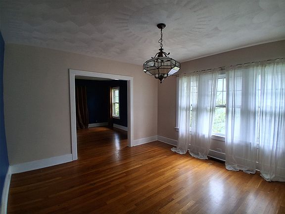 3rd image of 404 Mersereau Ave