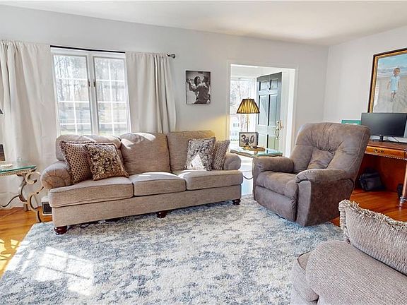 4th image of 224 Country Club Rd