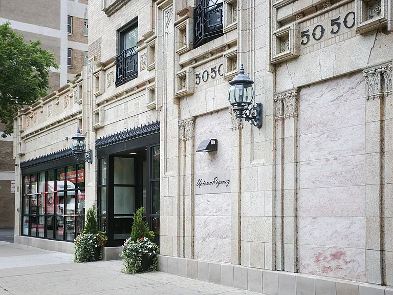 Uptown Regency - 5050 N Sheridan Rd — Photo 11