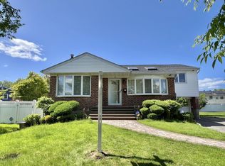 49 Bruce Ln, Westbury, NY 11590