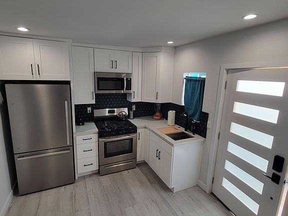 3rd image of 2831 S Bedford St #2833