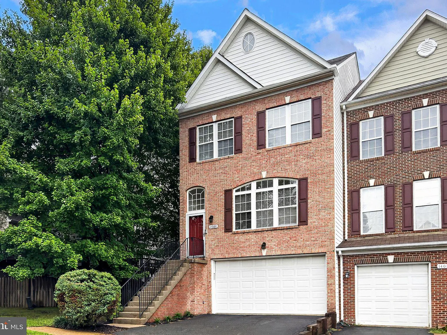 3 bed, 3.5 bath, 2424 sqft, $3,300 — Photo 2