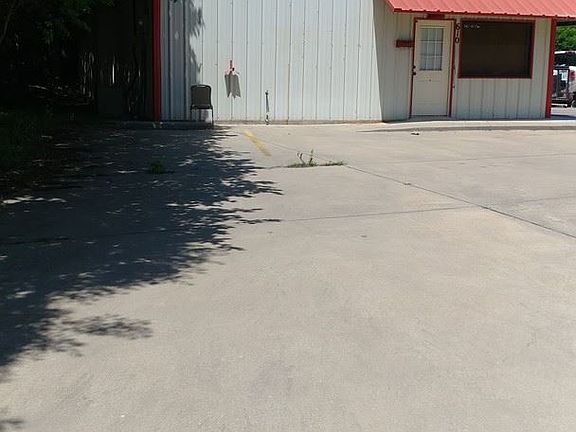 4th image of 610 W Elm St