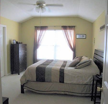 Large master bedroom with walk-in closet & tiled bath1