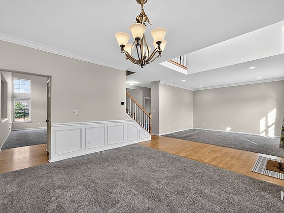 3rd image of 368 Kingsbury Dr