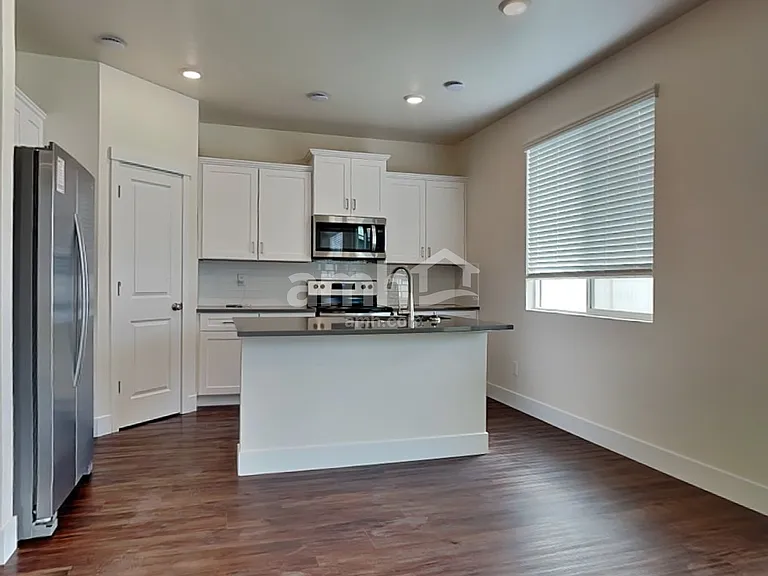 1067 Jillian Ave — Photo 3