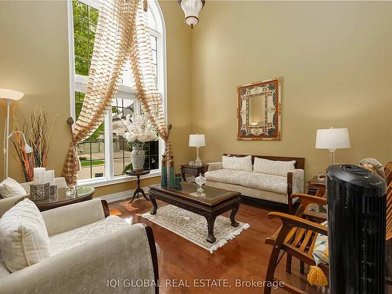 2395 Lyndhurst Dr — Photo 13