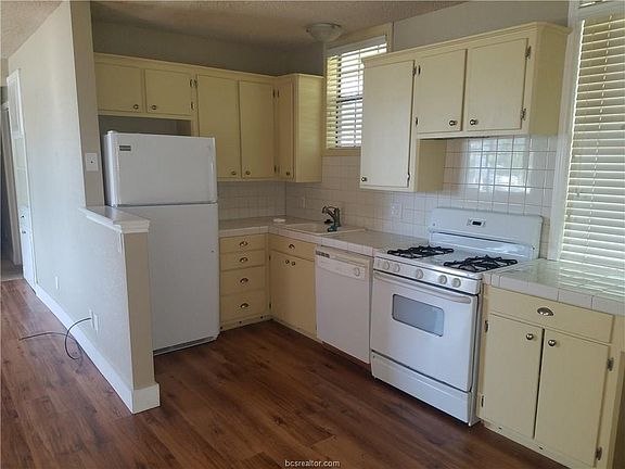 4th image of 601 Bell St