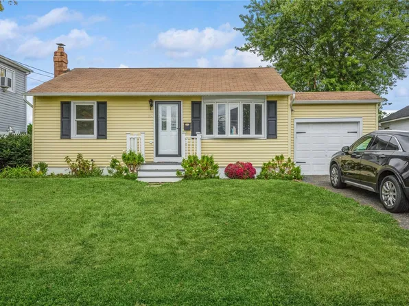 29 Leibrock Avenue, Lindenhurst, NY 11757