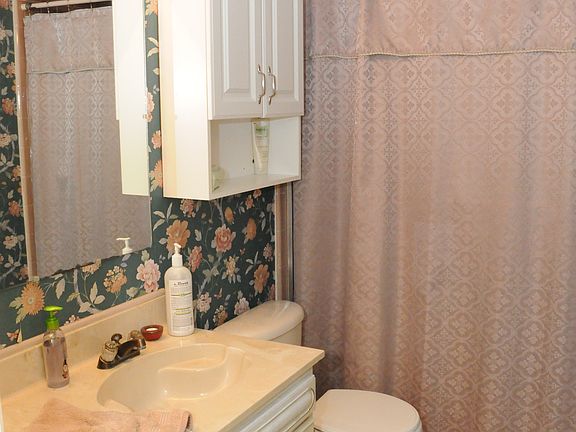 3rd image of 115 Woodglen Dr