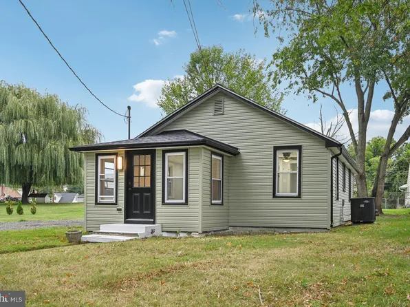 12 Castle Dr, Pennsville, NJ 08070