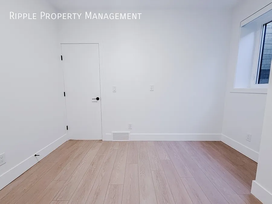 Amazing 2 Beds, 1 Baths Multiplex | Air Conditioning & Window Coverings — Photo 4