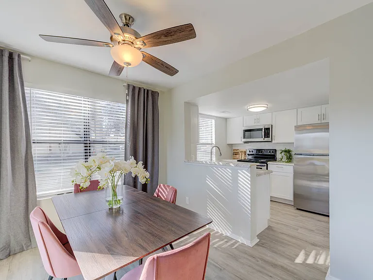 Lago Vista Apartments — Photo 38