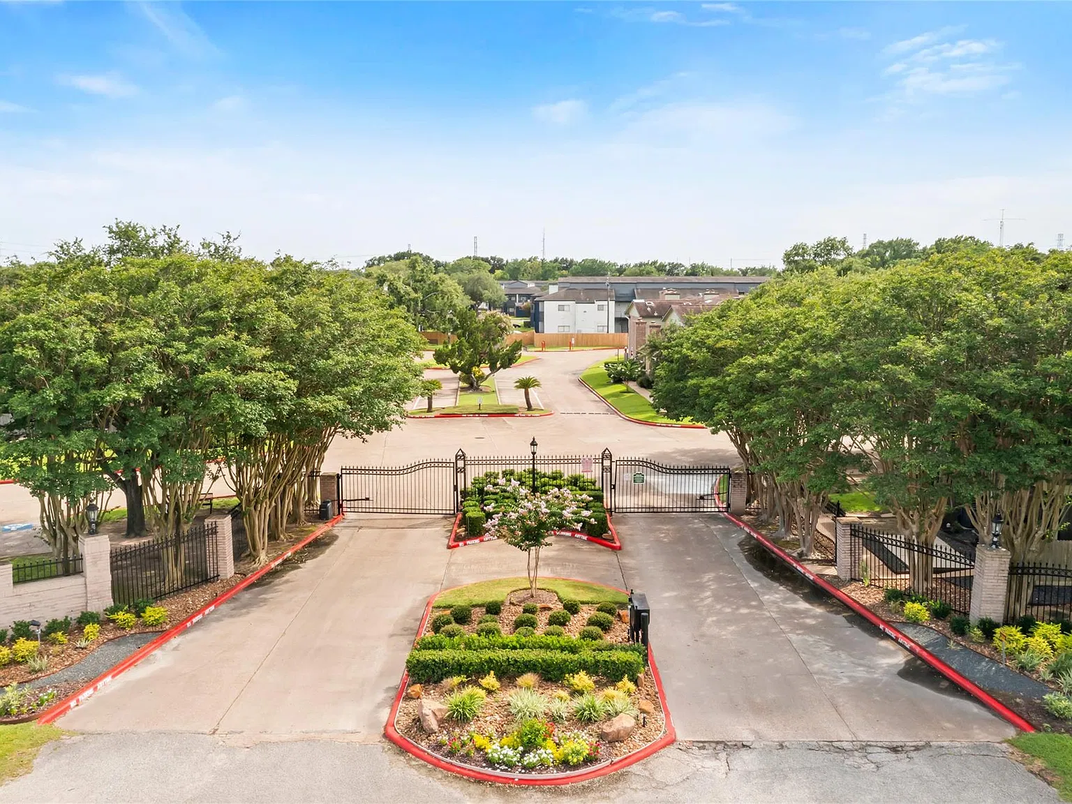 1 bed, 1.5 bath, 932 sqft, $1,675 — Photo 1
