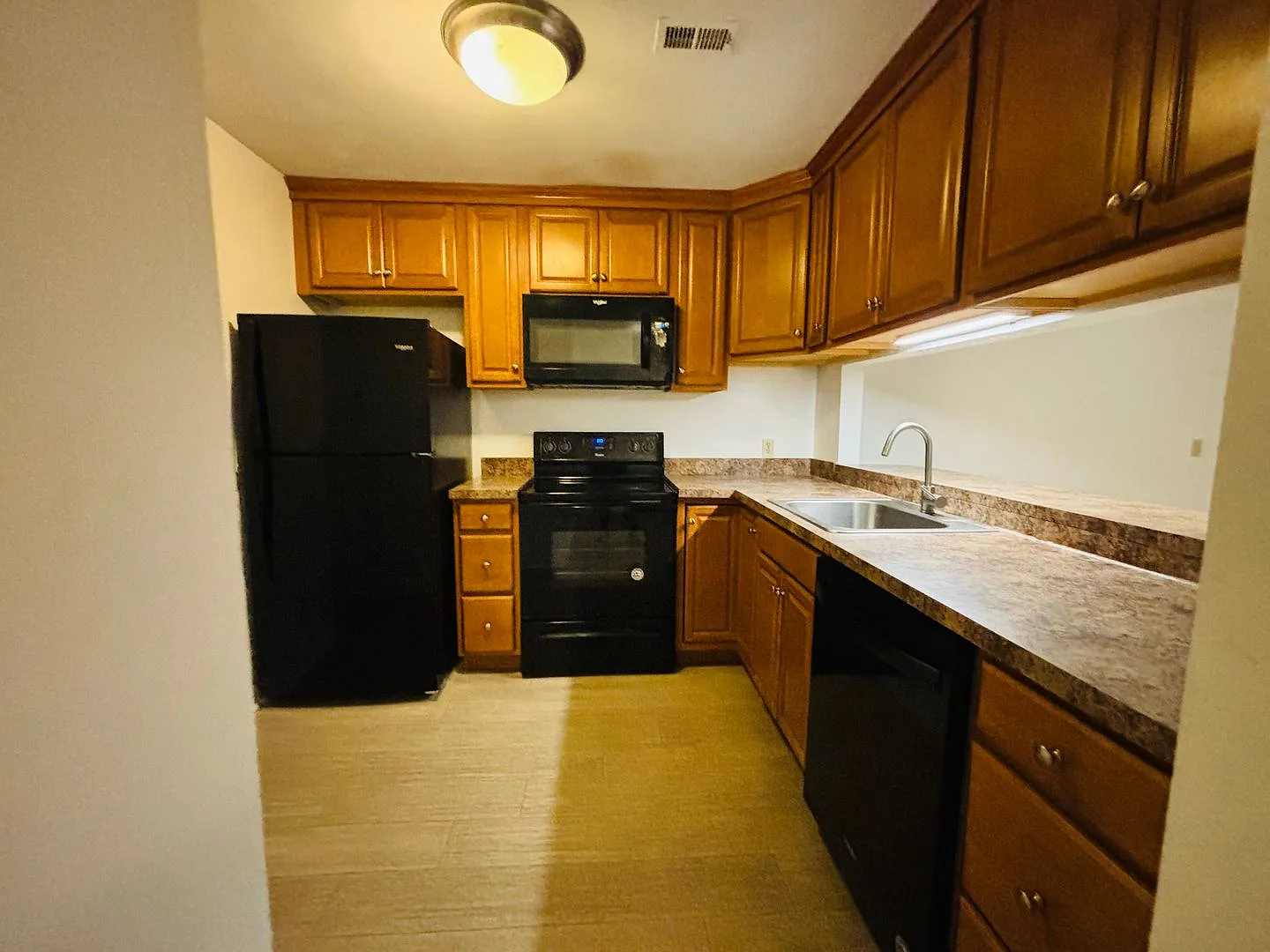 4 Bedroom 2 Bath Condo — Photo 4