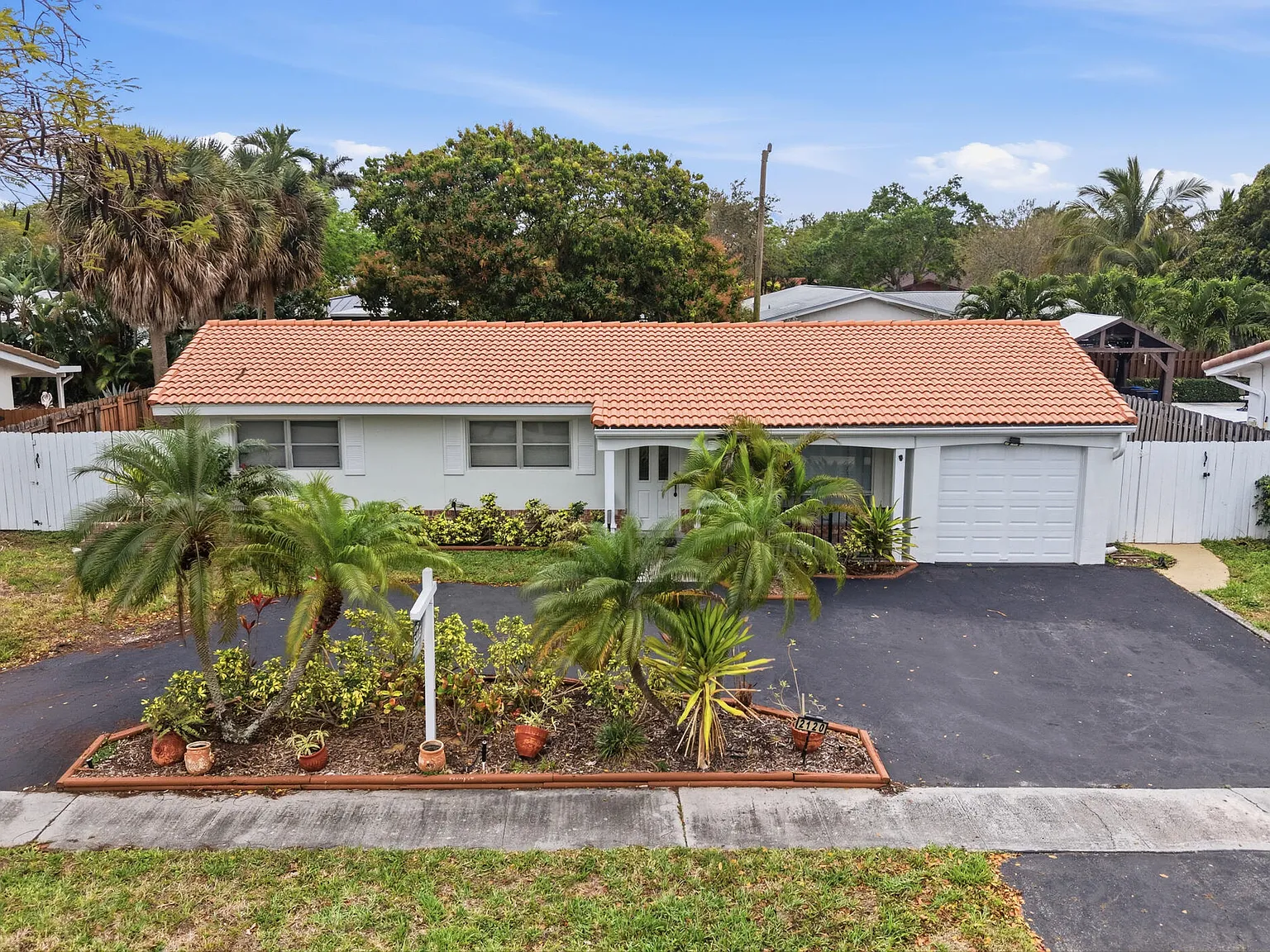 3 bed, 2.0 bath, 1250 sqft, $5,300 — Photo 4