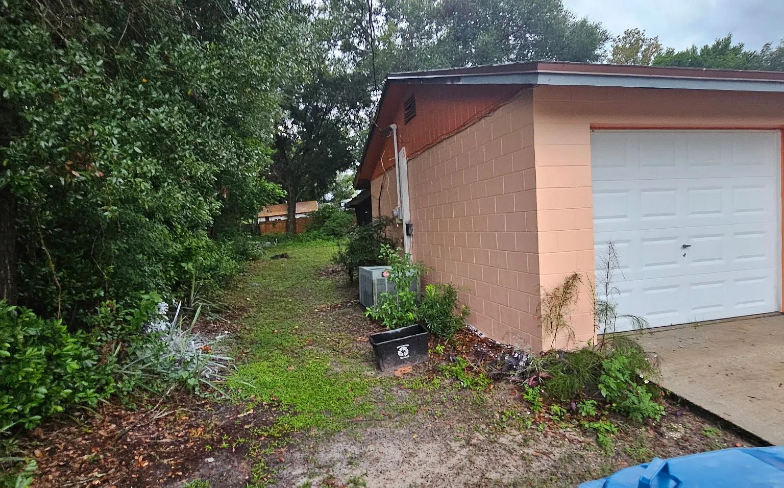 206 E Holly Dr — Photo 1