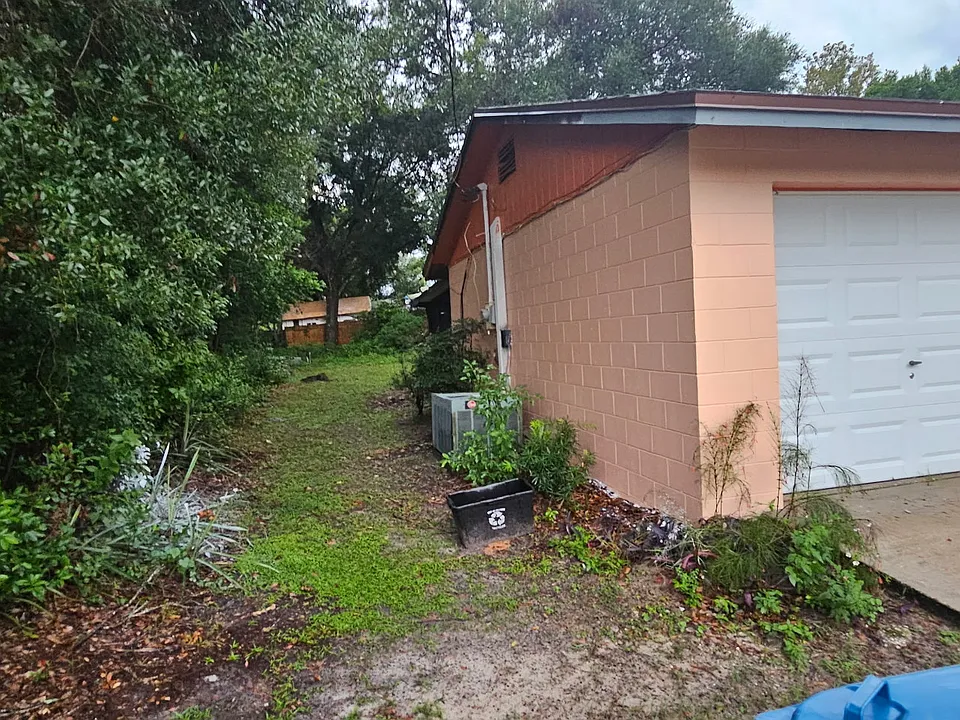 206 E Holly Dr