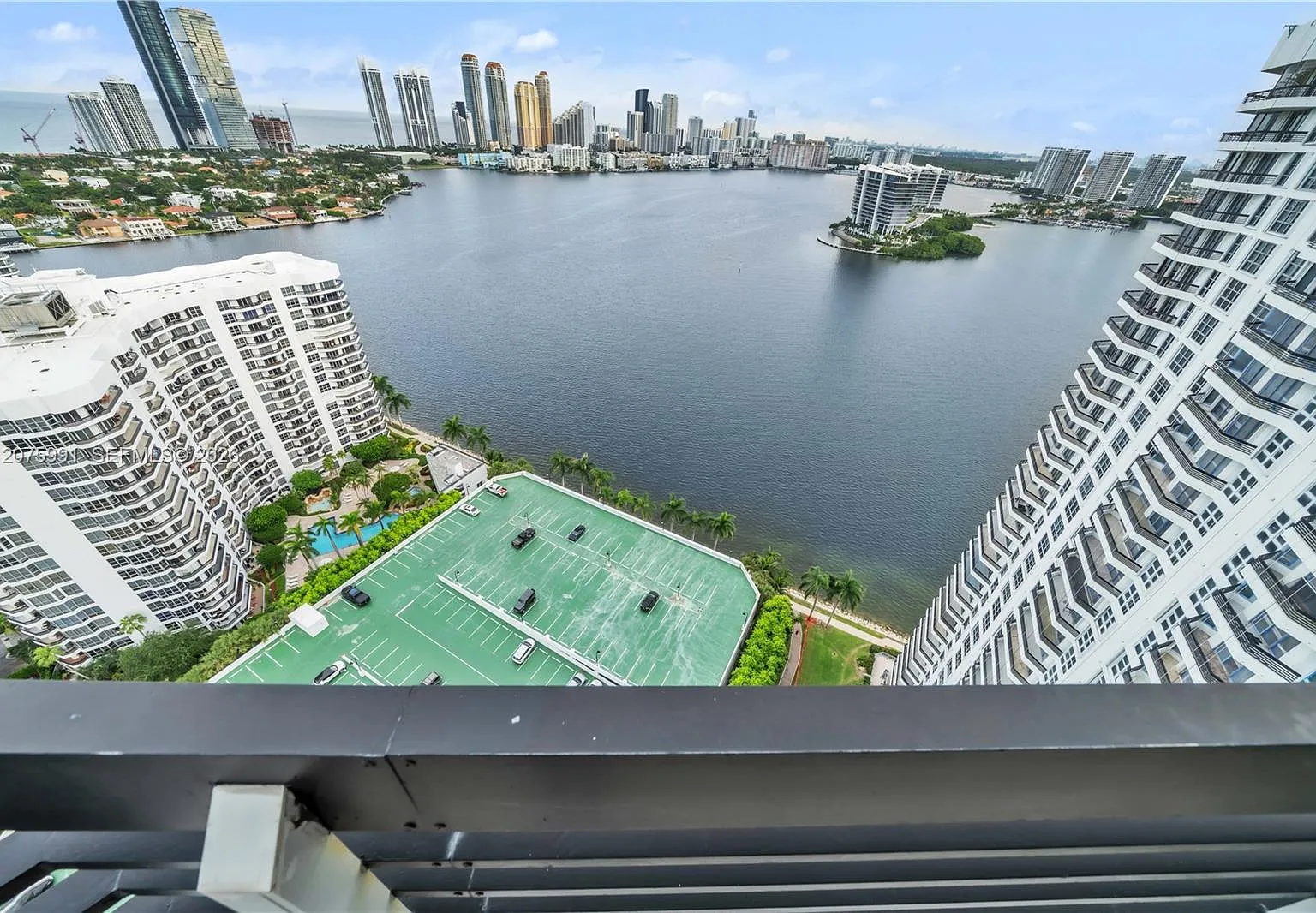 Mystic Pointe Tower 500 C — Photo 2