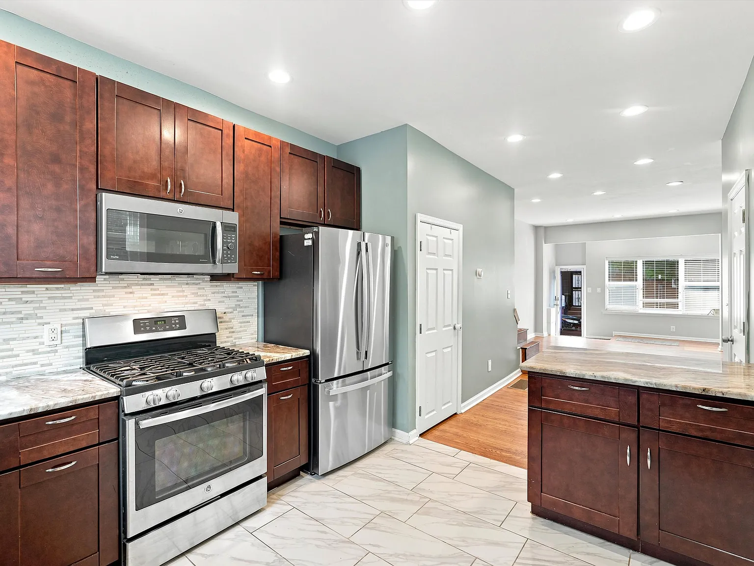 3 bed, 1.5 bath, 1120 sqft, $2,000 — Photo 4