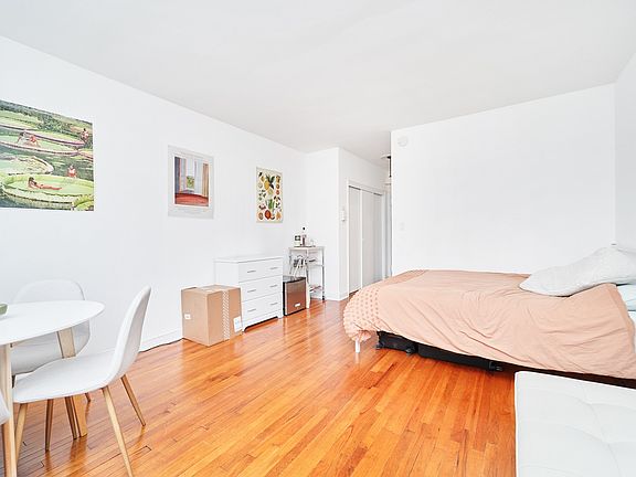 3rd image of 400 W 45th St APT 4D