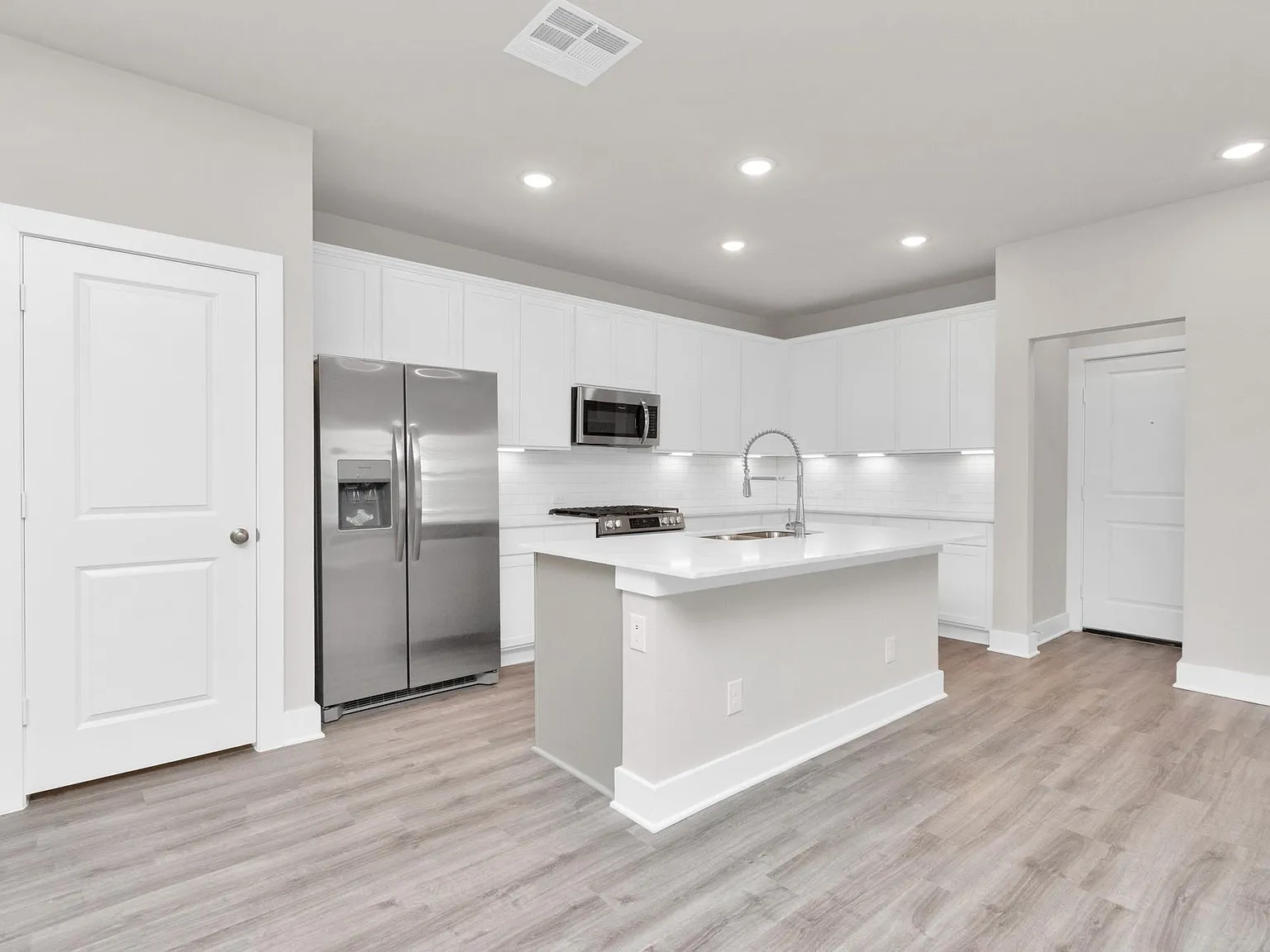 4 bed, 2.5 bath, 2480 sqft, $3,200 — Photo 3