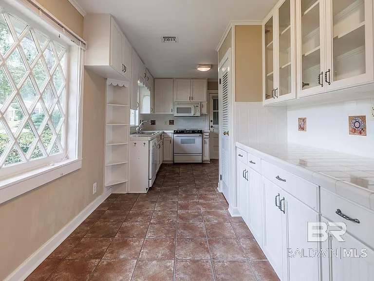 208 Pinecrest Ln — Photo 9
