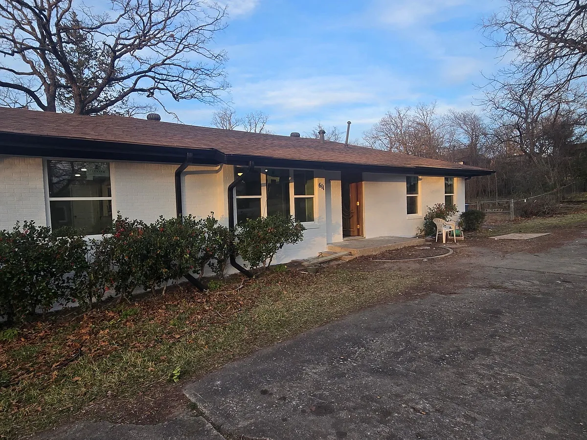 Front of home - 611 E Texas St #1