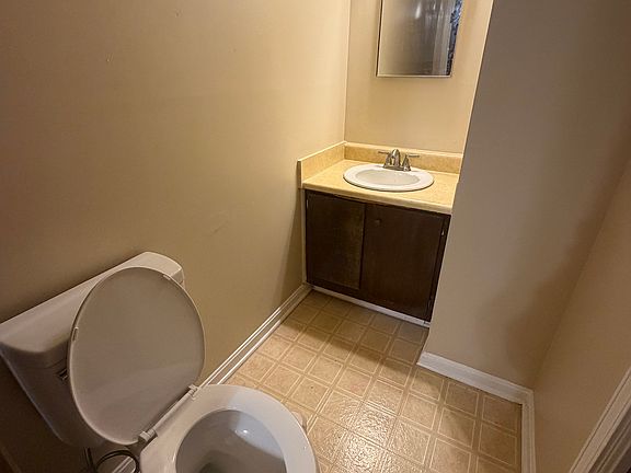5th image of 305 Chateau Dr #H1