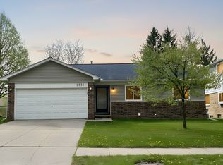 2838 Continental Dr, Troy, MI 48083