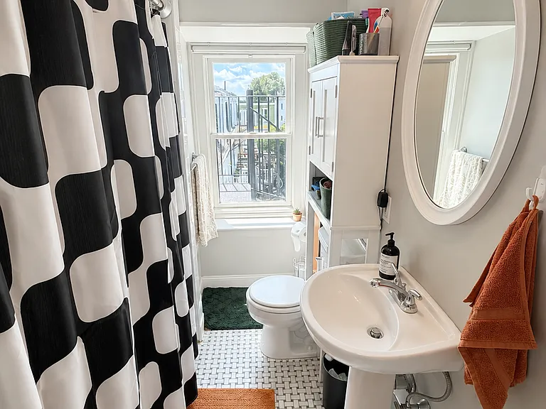 645 E 7th St #3 — Photo 3