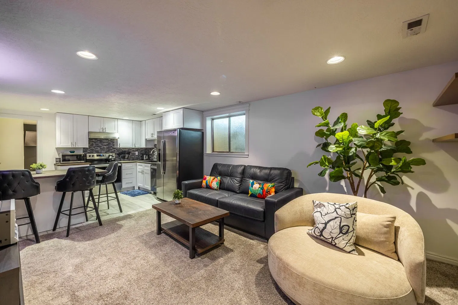 3 bed, 1.0 bath, 2023 sqft, $2,675 — Photo 2