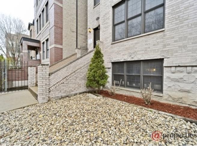 2nd image of 1138 N Mozart St Frnt 2