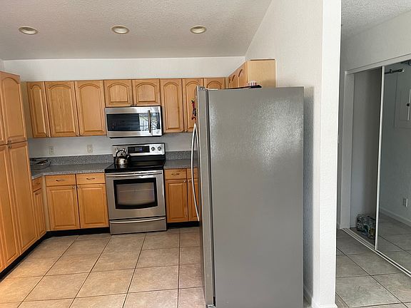 5th image of 11612 Quiet Waters Ln #1