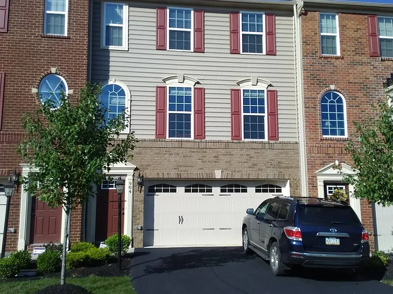 904 Pointe View Dr — Photo 1