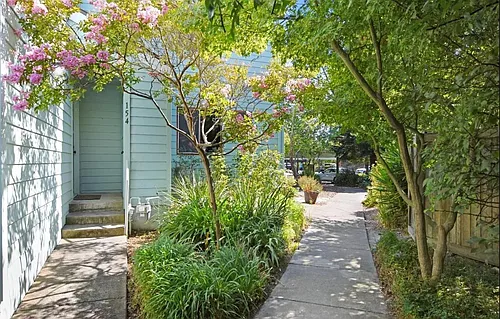 154 Courtyards E Photo 1