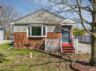 5404 Drayton Rd, Clarkston, MI