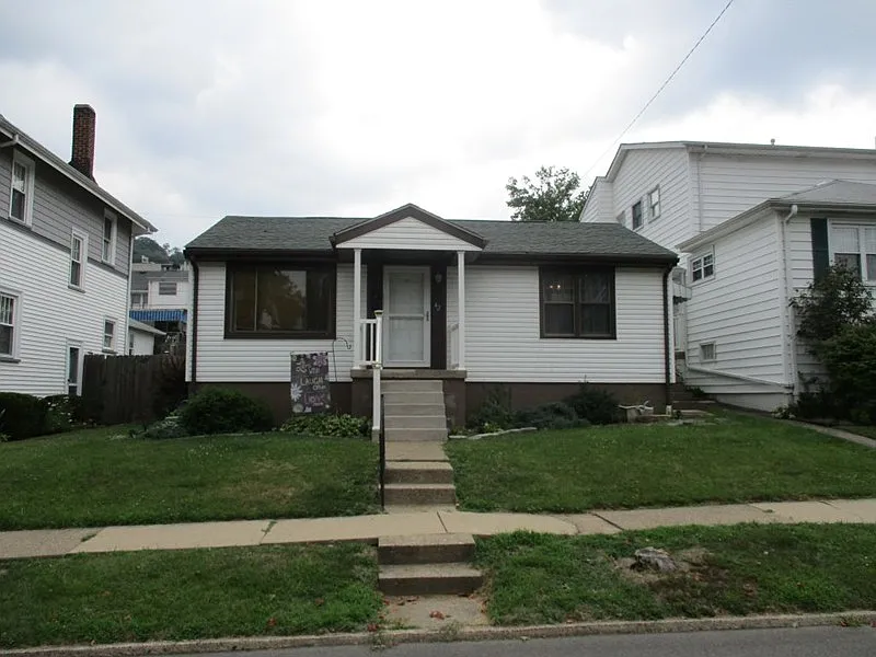 42 Pleasant Dr photo 1