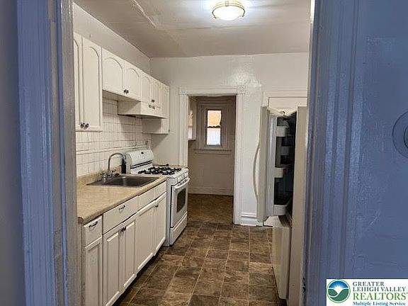 5th image of 208 Ridge Ave