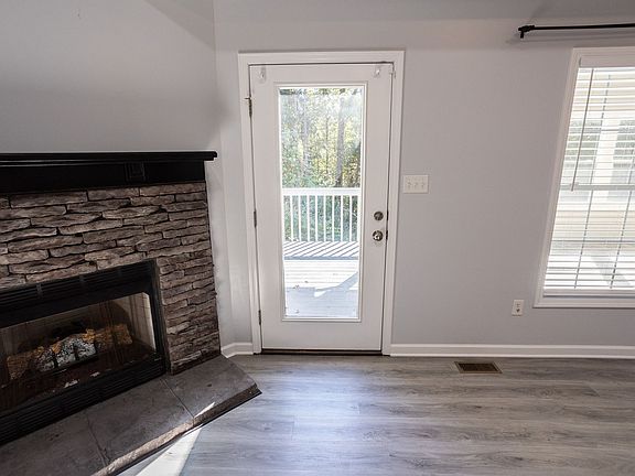 5th image of 205 Ottawa Pl